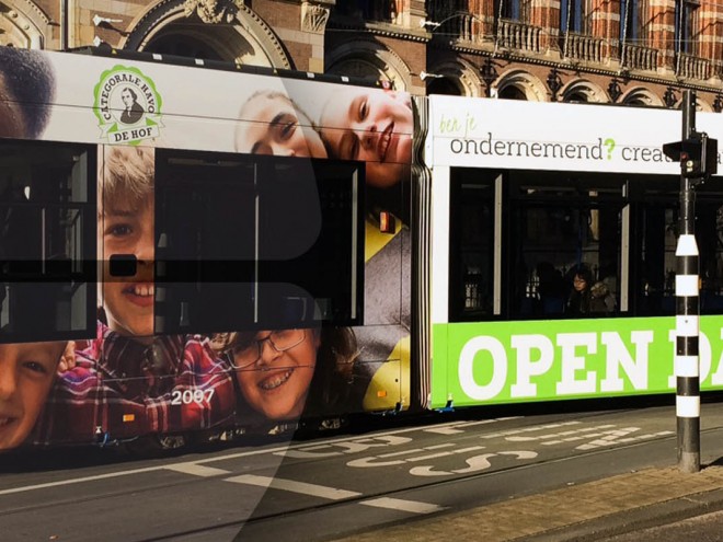 Tram in Amsterdam met promotiebelettering Havo de Hof